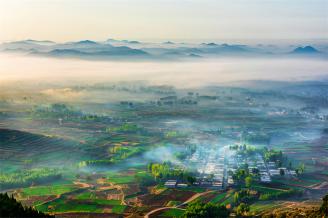 《云霧繞山村》攝影：劉懷豐