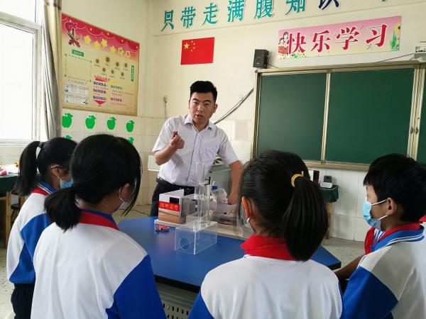 圖為鄒城市城前鎮南河小學教師黃保龍為學生上科學課（1）.jpg